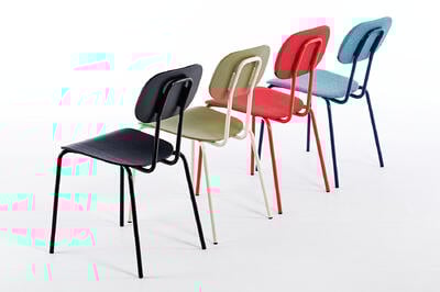 Bunte, stapelbare Objektstühle mit Holzsitz und Metallgestell